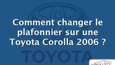 Comment changer le plafonnier sur une Toyota Corolla 2006 ?