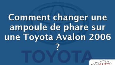 Comment changer une ampoule de phare sur une Toyota Avalon 2006 ?