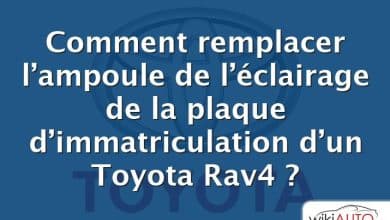 Comment remplacer l’ampoule de l’éclairage de la plaque d’immatriculation d’un Toyota Rav4 ?