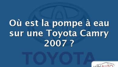 Où est la pompe à eau sur une Toyota Camry 2007 ?